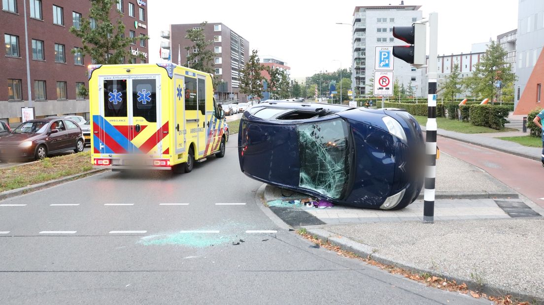 De auto op zijn kant aan de Griffeweg
