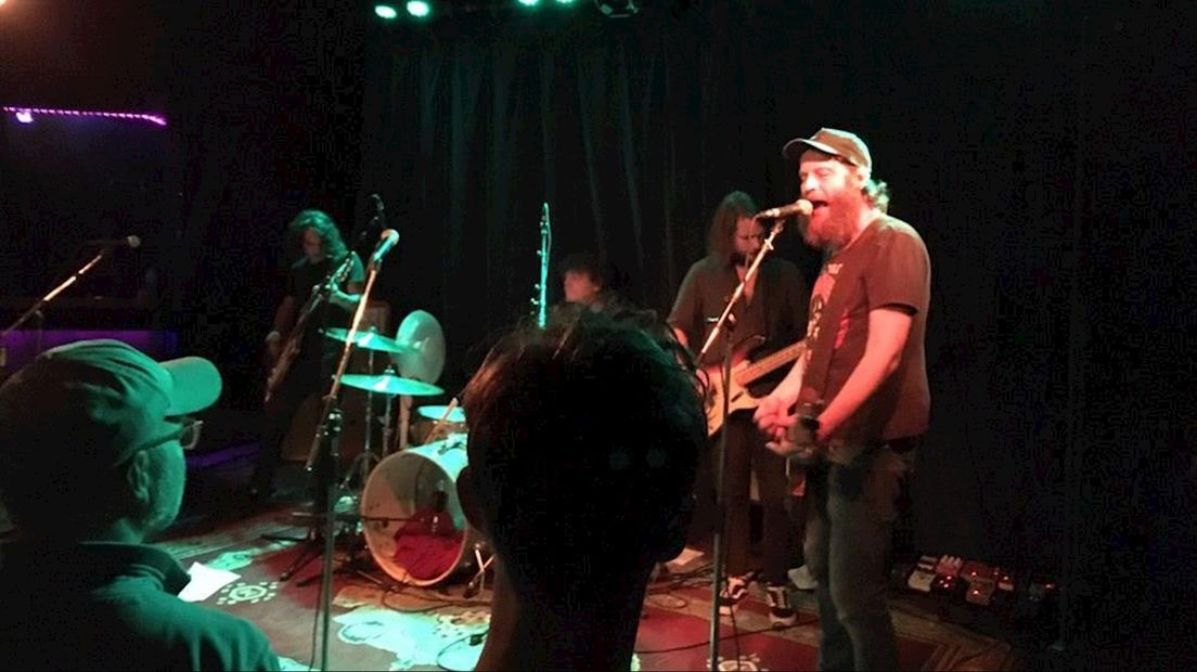 Het eerste solo-optreden van Bökkers-bassist Arjan Pronk