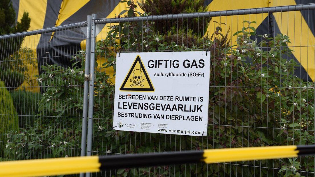 Bij het verdelgen wordt giftig gas gebruikt (Rechten: De Vries Media)