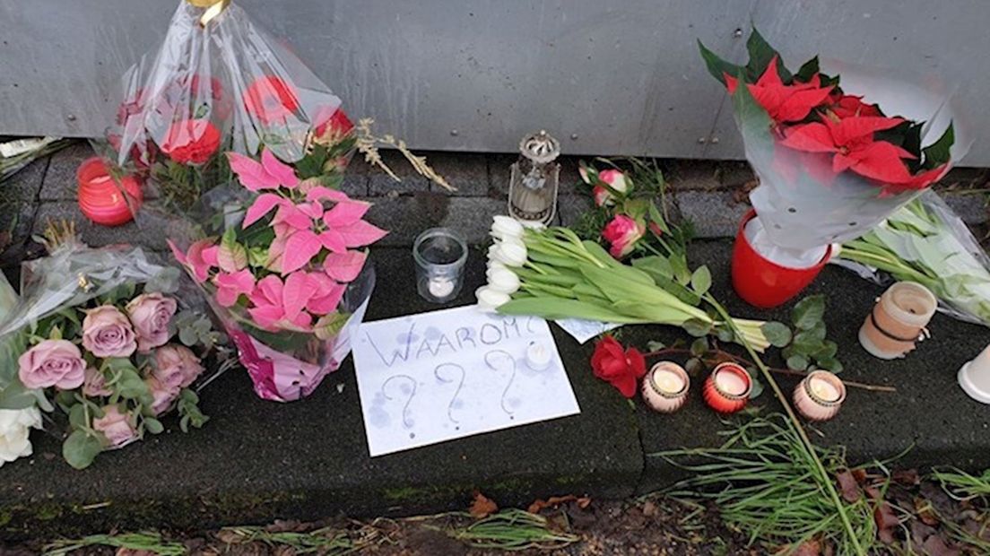 Het bloemenmonument voor de doodgestoken Chantal de Vries