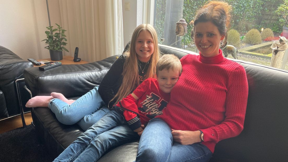 Inge Nammensma met haar kinderen in Groningen
