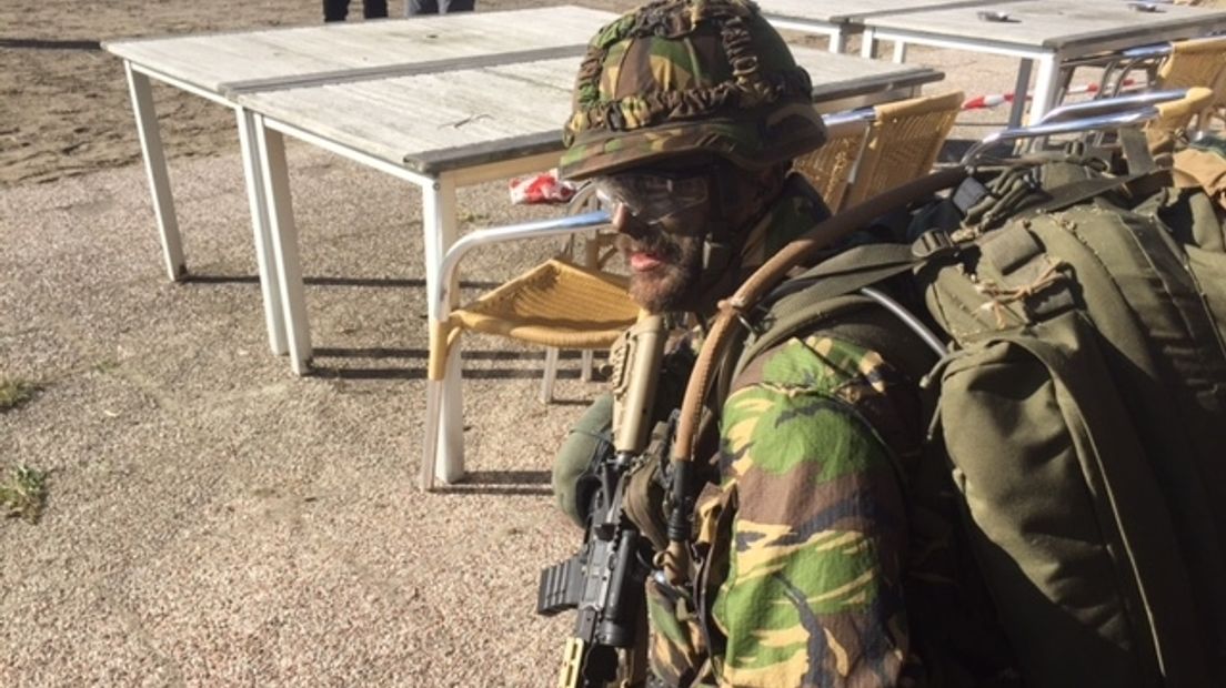 Militair bij oefening vliegveld Midden-Zeeland