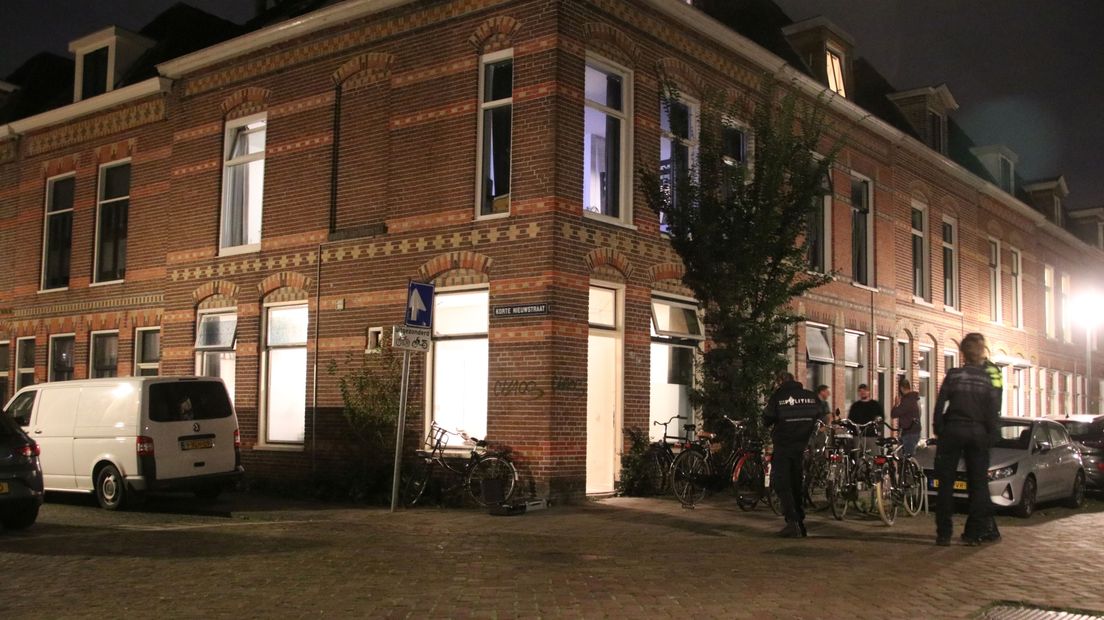 De politie doet onderzoek in en rond de woning