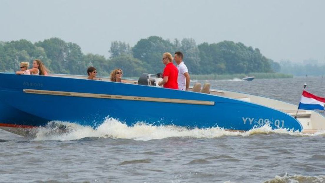Karl Haagen van metaalbedrijf Esteq in Twello kan zijn geluk niet op. Zijn allereerste motorboot is op de watersportbeurs Hiswa in de RAI in Amsterdam tot motorboot van het jaar uitgeroepen.