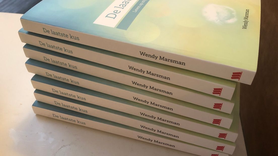 'Ik had geen idee hoe dat moest: rouwen om je overleden kind. Maar mijn omgeving wist blijkbaar wel heel precies hoe dat moest.' Wendy Marsman verloor in 2011 haar 2 jaar oude zoontje Lennart. Over haar periode van rouw schreef ze een boek dat zondag werd gepresenteerd. Want het is  Wereldlichtjesdag: een dag waarop om 19 uur 's avonds een kaarsje wordt aangestoken voor een overleden kind.