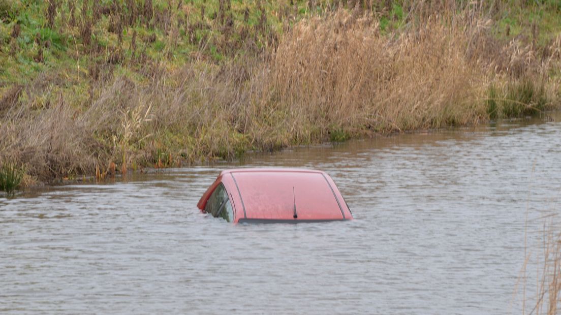 De auto verdween bijna helemaal onder water