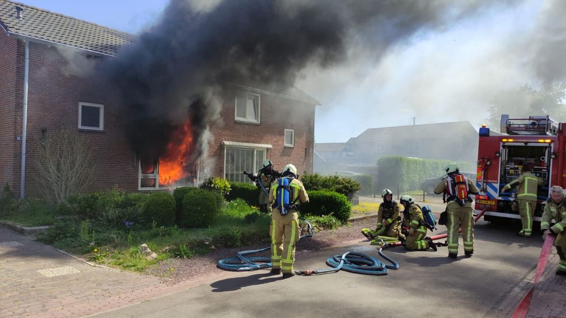 De brandweer probeert de brand in Eelde te blussen