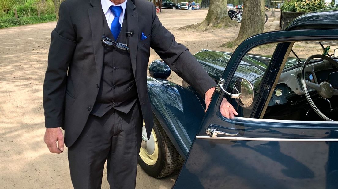 Wat Henk het liefst doet? In pak bruidsparen rondtoeren!