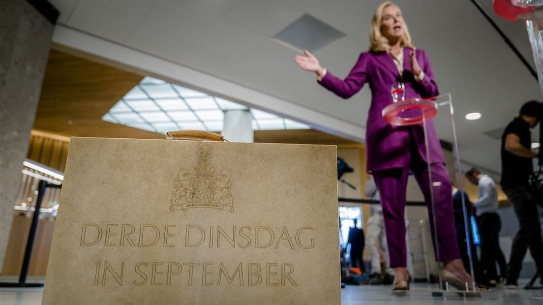 Minister Kaag van Financiën met het koffertje.