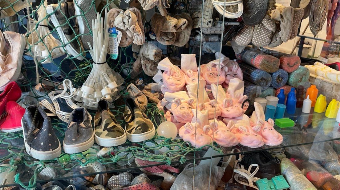 Schoenen, babyslofjes, zeedispensers, gevonden op de stranden van waddeneilanden