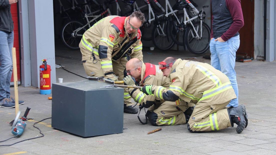 Brandweer opent kluis van café