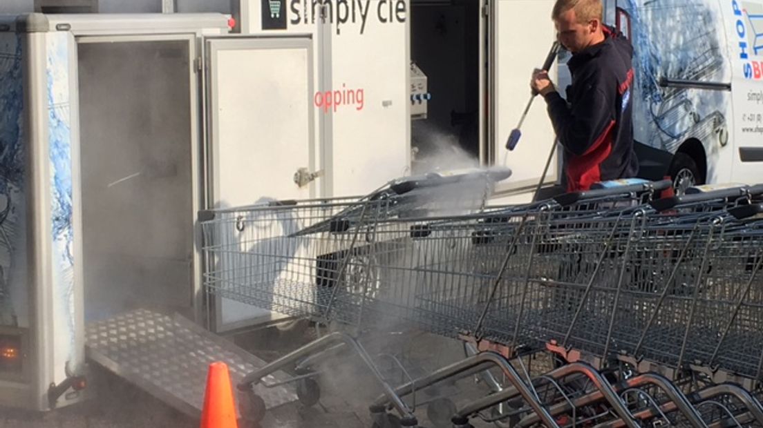 De Lidl in winkelcentrum Weezenhof in Nijmegen gaat woensdag in de loop van de dag waarschijnlijk weer open. Alle verse producten zijn weggegooid vanwege de roetschade. Alle andere producten worden in de nacht van dinsdag op woensdag schoongemaakt.
