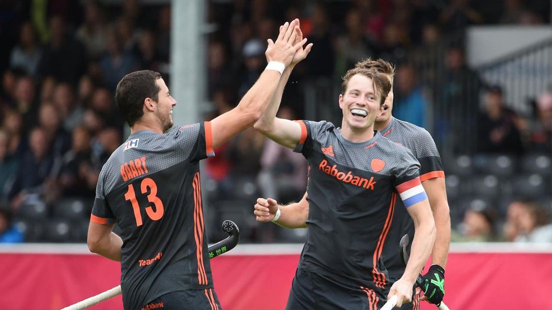 Seve van Ass viert een treffer van Oranje op het EK in Antwerpen 