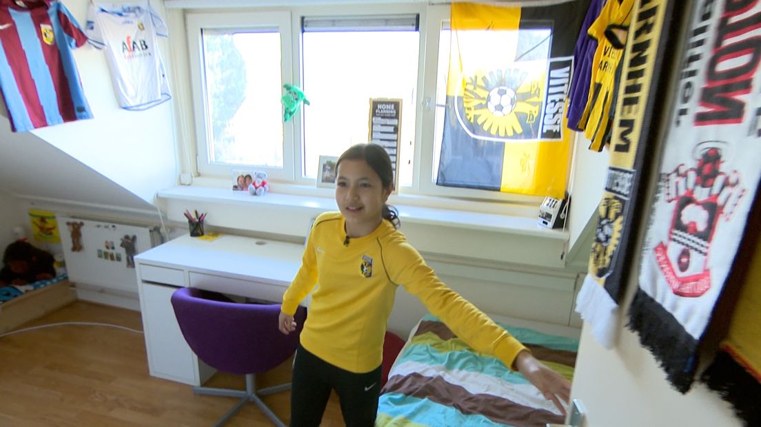 De tweelingzussen Bridget en Nadia van der Hoofd hebben één grote hobby, voetbal. Om zo dicht mogelijk bij hun helden te komen zijn ze sinds dit seizoen ballenmeisjes bij Jong Vitesse