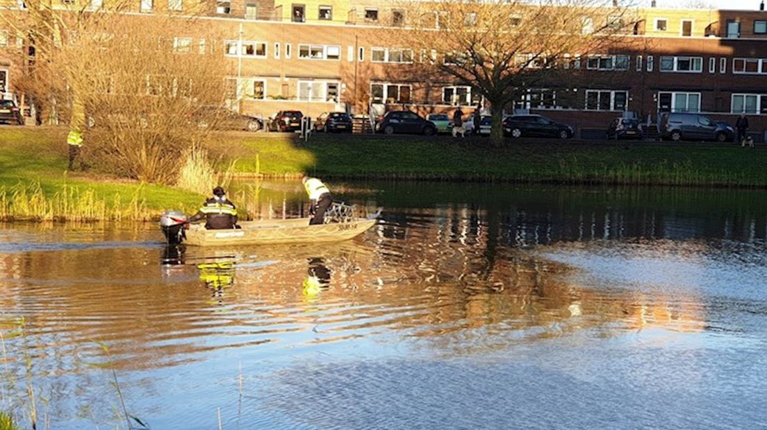 Politie met boot in vijver aan Hampshire op zoek naar steekwapen