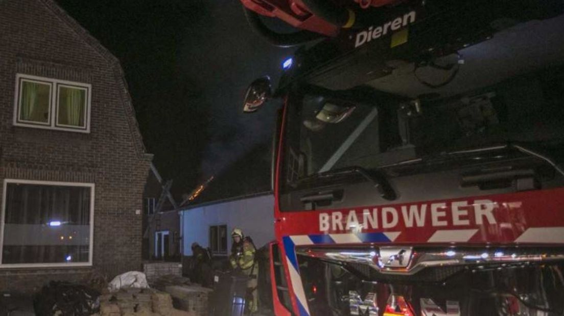 In de nacht van vrijdag op zaterdag heeft er een felle uitslaande dakbrand gewoed aan de Buitensingel in Dieren. De bewoners van het huis zijn deelnemers van het televisieprogramma House Rules NL.