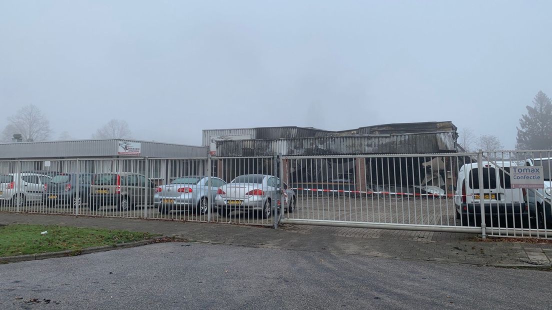 Drie autobedrijven brandden uit aan De Reulver in Enschede