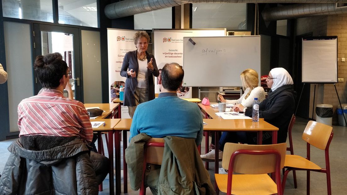 Taal aan Zee biedt vluchtelingen les in gemeentepolitiek. 