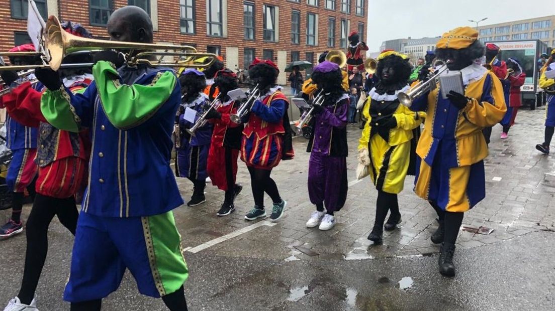Zwarte pieten in de fanfare voor de intocht van Sinterklaas in Vlissingen