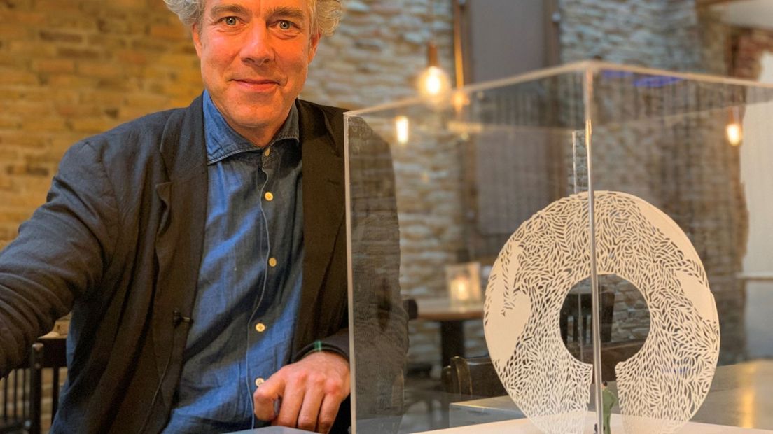 Edward Janssen met zijn ontwerp Eclips Enschede