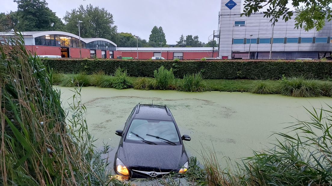 De auto belandde in de vijver naast het politiebureau
