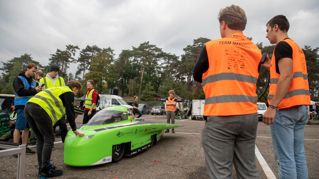 Leden van het Noord-Nederlandse Solar Challenge-team bij de zonneauto