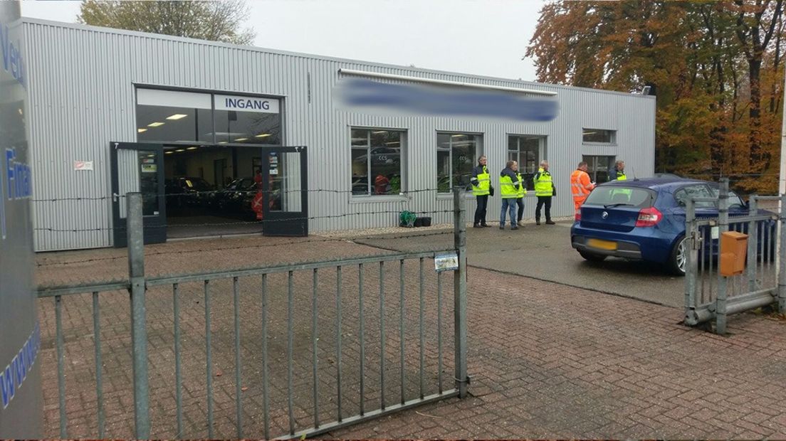 Bij een bedrijf aan de Sleutelbloemstraat in Apeldoorn is een politie-inval gaande. Ook vindt er controle door de Belastingdienst plaats. Het is een grootscheepse actie.