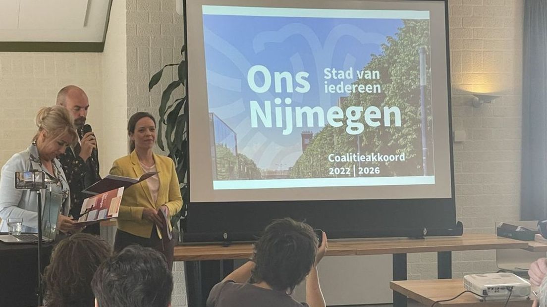 Vanaf links: Wendy Grutters (Stadspartij Nijmegen), Quirijn Lokker (GroenLinks) en Lusanne Bouwmans (D66) presenteren het coalitie akkoord.