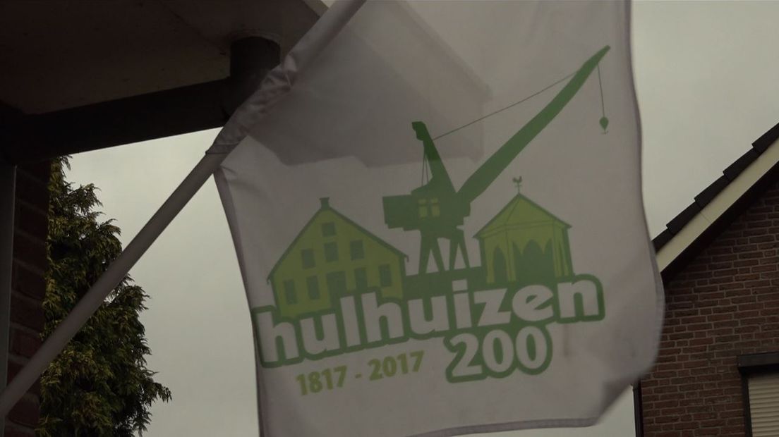 Hulhuizen viert dit jaar feest. Want het kleine buurtschap in de gemeente Lingewaard hoort sinds 1 maart 200 jaar tot het Koninkrijk der Nederlanden. En dat mag iedereen weten. Het buurtschap van ruim honderd huishoudens heeft zelfs een vlag laten maken voor dit heugelijke feit.