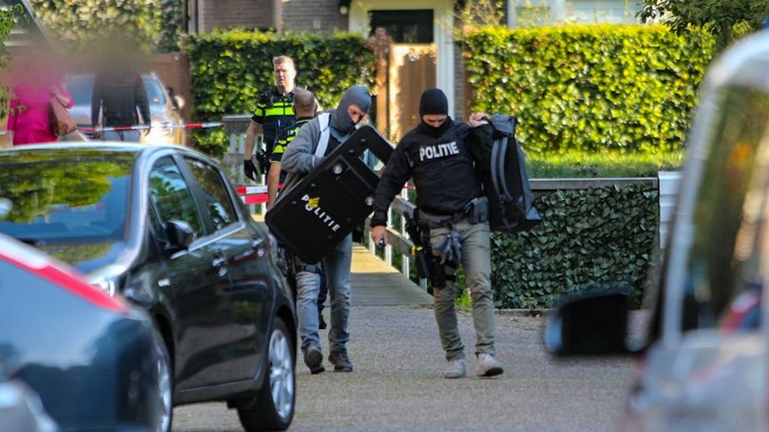 Arrestatieteam meldt zich in Apeldoorn.