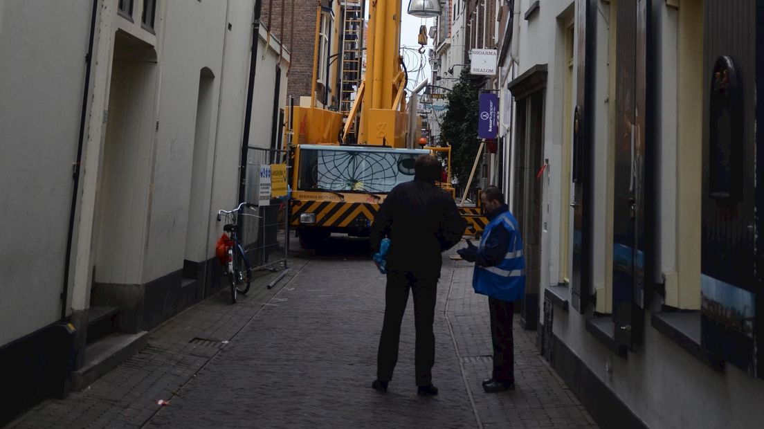 De aannemer is bezig met het stabiliseren van de beschadigde panden