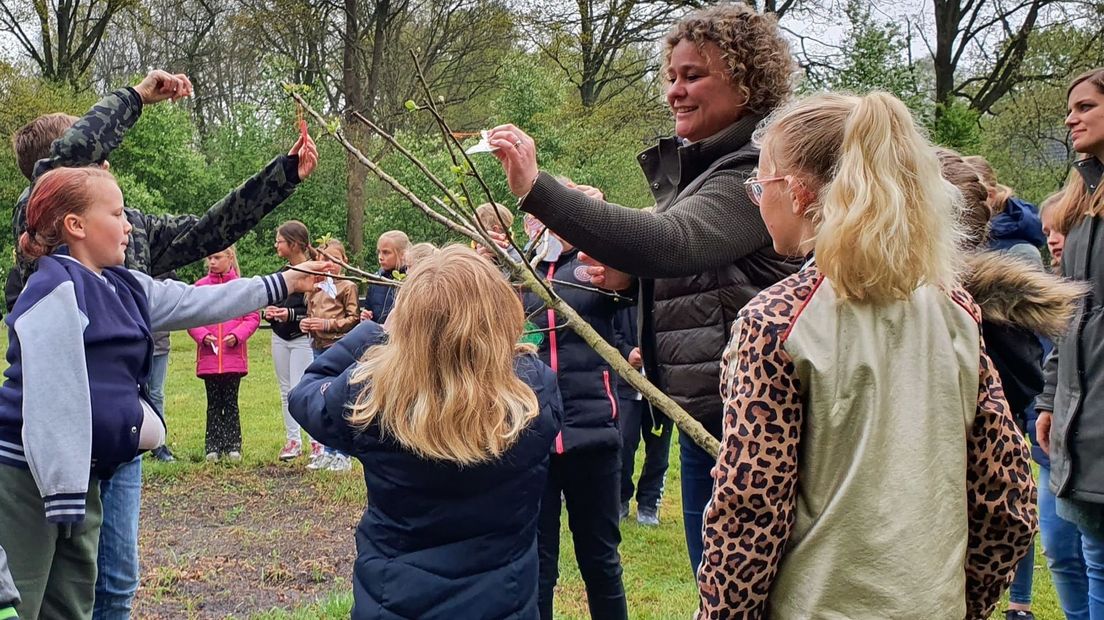 De leerlingen van de Willem Alexanderschool hangen de boom vol