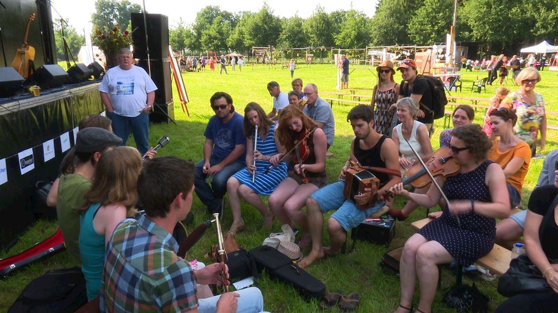 Picking party's tijdens 't Green Grass Music Festival RTV Oost