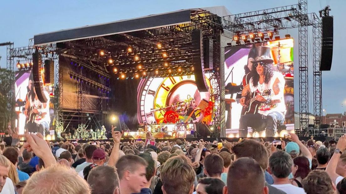 Slash vertoont zijn gitaarkunsten