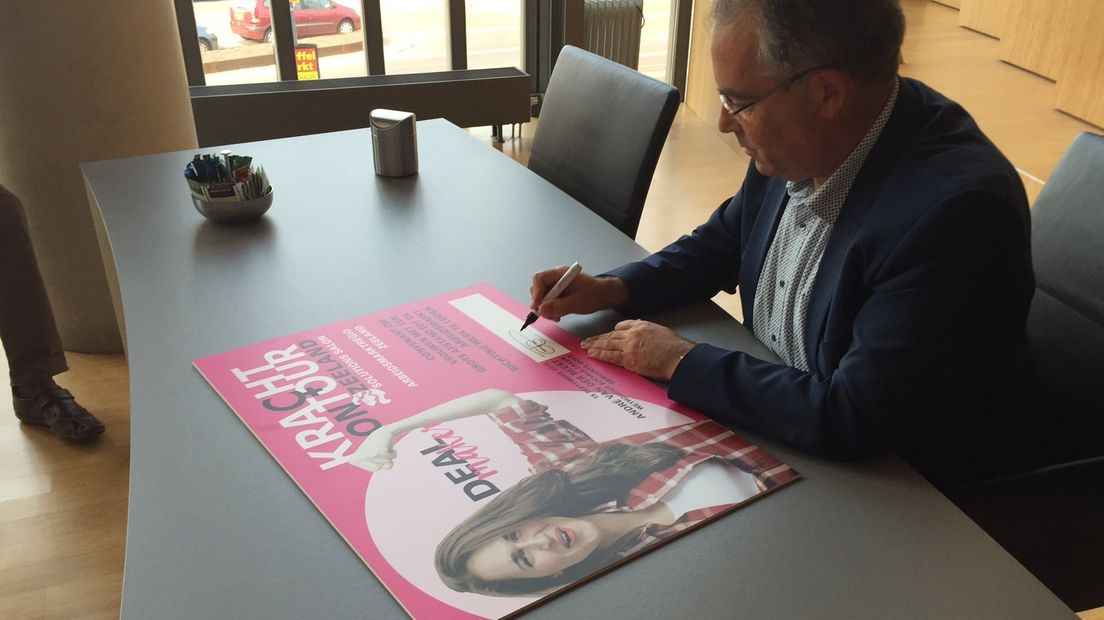 Wethouder Van der Reest ondertekent Kracht On Tour