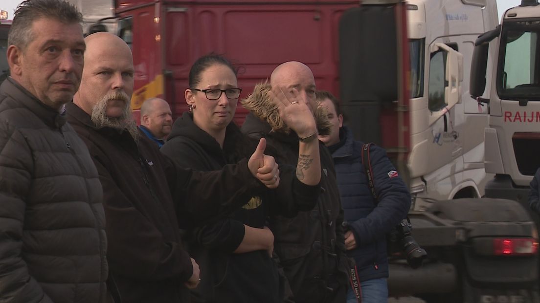Familie en vrienden van de verongelukte trucker Daisy Peters-Kuyer zijn zaterdag met 50 vrachtwagens naar Beuningen gereden. De stoet werd opgewacht door vrienden,bekenden en beroepsgenoten. Nadat aan haar de laatste eer is bewezen, is de Limburgse gecremeerd.