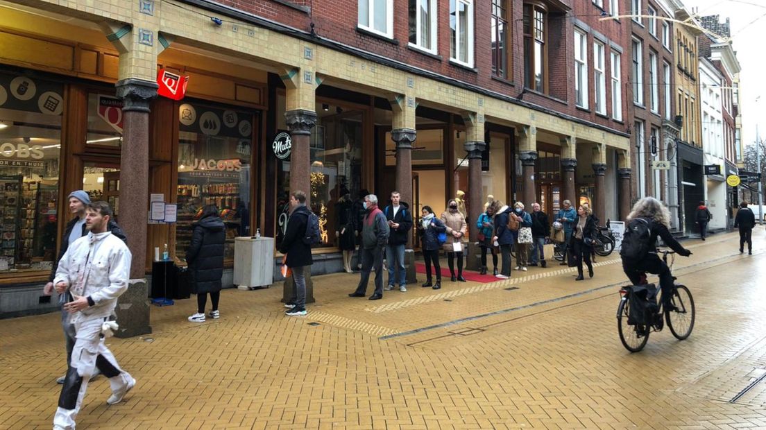 Een rij voor een pakketpunt in de binnenstad