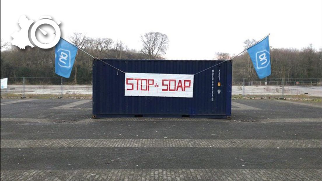 In Zuidlaren is uit protest een container geplaatst op het terrein van de voormalige Prins Bernhardhoeve (Rechten: RTV Drenthe)