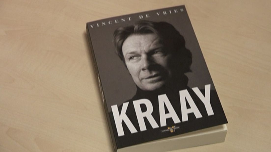 Met Hans Kraay jr. als middelpunt werd in het bijzijn van een aantal prominenten uit de voetballerij het boek 'Kraay' gepresenteerd.