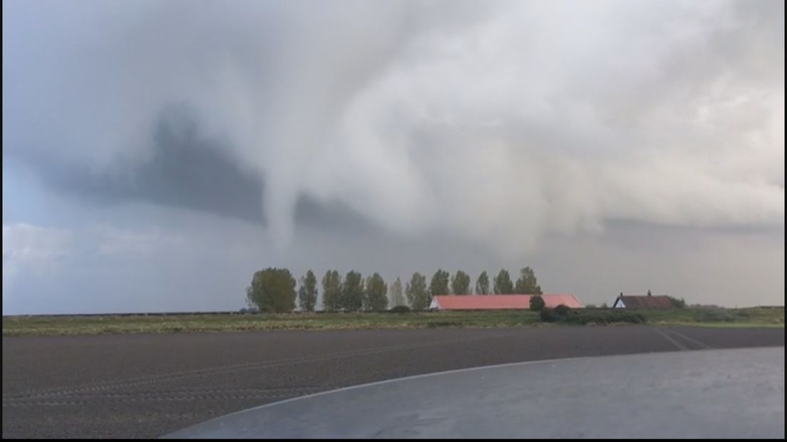 Waterhoos trekt over Veerse Meer (video)
