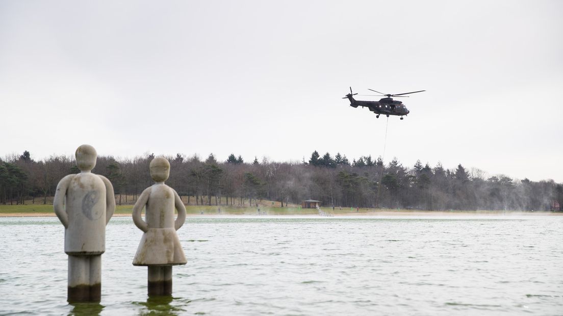 Medewerkers van Defensie en brandweer waren vrijdag en donderdag bezig met oefeningen rond het Heerderstrand bij Heerde voor het blussen van bos- en heidebranden. Daarbij zette Defensie de 2-motorige Chinook in als blushelikopter.