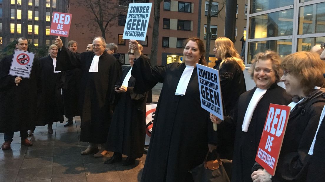Advocaten in toga protesteren tegen de plannen van de minister