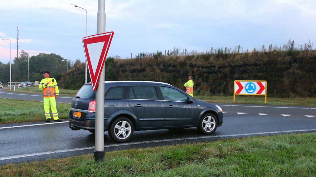 Verkeersregelaars bij de rotonde in Gieten (archief)