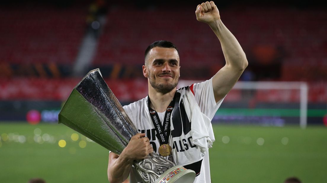 Filip Kostic met de zojuist gewonnen Europa League-bokaal