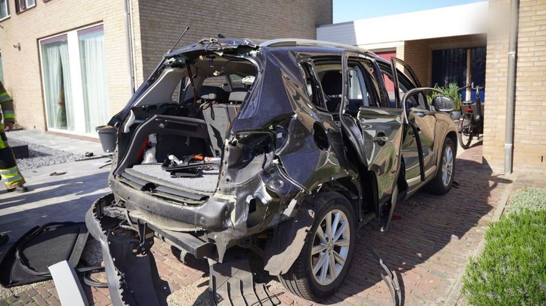 Auto explodeert in Beuningen, bestuurder gewond