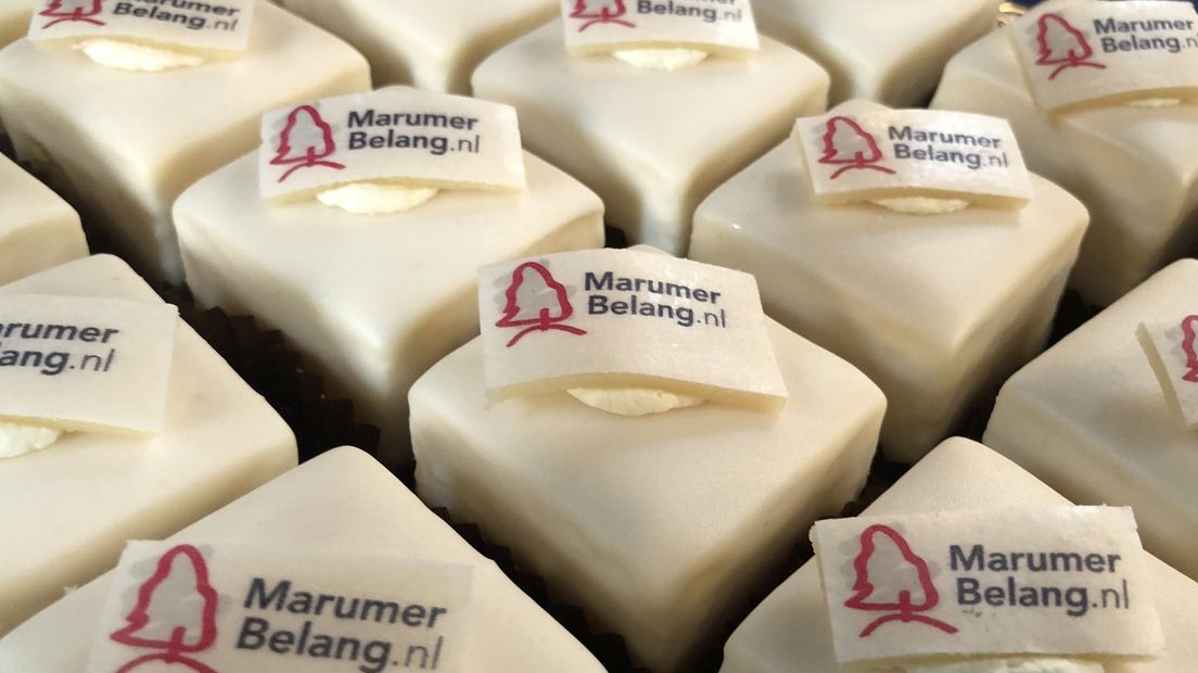 De presentatie van sichting Marumer Belang werd gevierd met gebak.