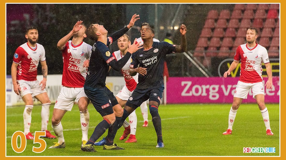 05 Voetbal: FC Utrecht-PSV in de regen