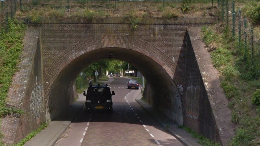 Een busje ramde dinsdagmiddag het spoorviaduct op de Vosdijk in Arnhem. Doordat ProRail verkeerde informatie van de politie kreeg, gingen medewerkers eerst naar een ander viaduct. Het treinverkeer tussen Arnhem Velperpoort en Zevenaar lag enige tijd stil.