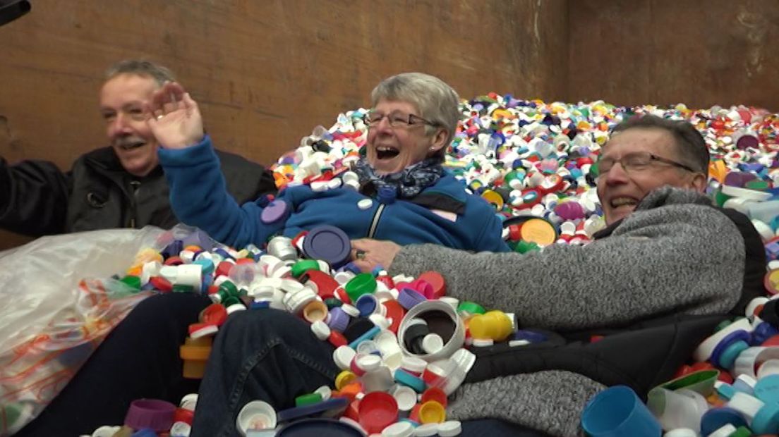Blindengeleidehonden opleiden kost veel geld. Toch kan het ook anders. Er is een alternatief betaalmiddel: gebruikte plastic doppen. In grote hoeveelheden zijn doppen veel geld waard. In het kader van de actie NL Doet is in Aalten een depot geopend speciaal voor de inzameling van doppen voor dit goede doel.