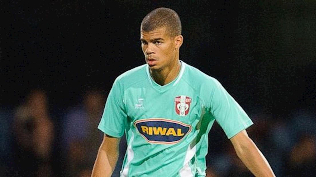 Mawouna Amevor in het shirt van FC Dordrecht
